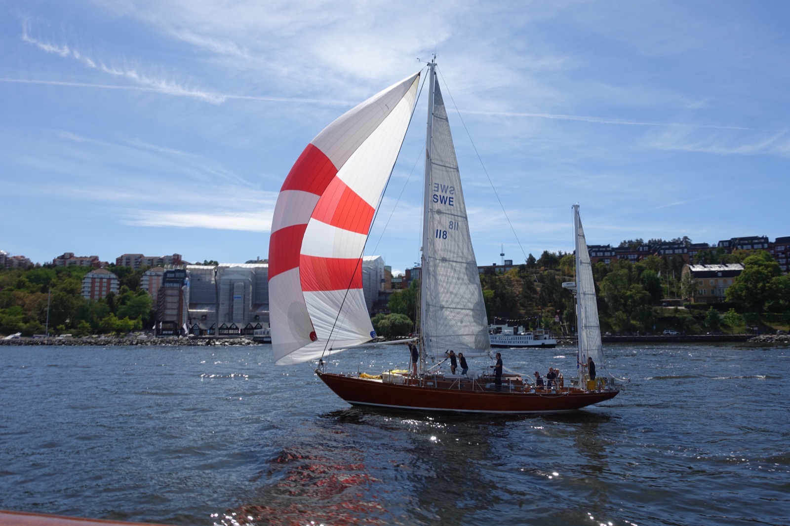 Klassisk segelbåt utanför Nacka strand i Stockholm